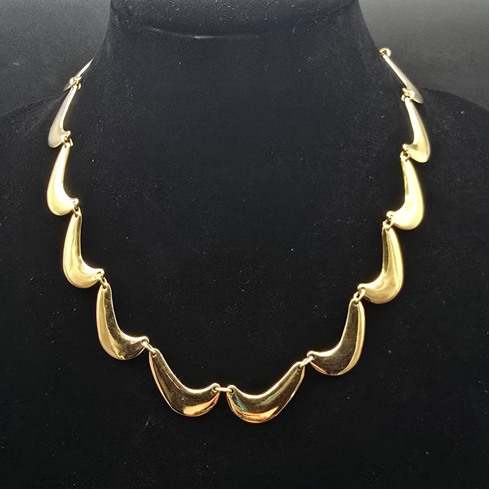 Avon Gold Tone Scalloped Link Necklace Vintage Costume Jewelry